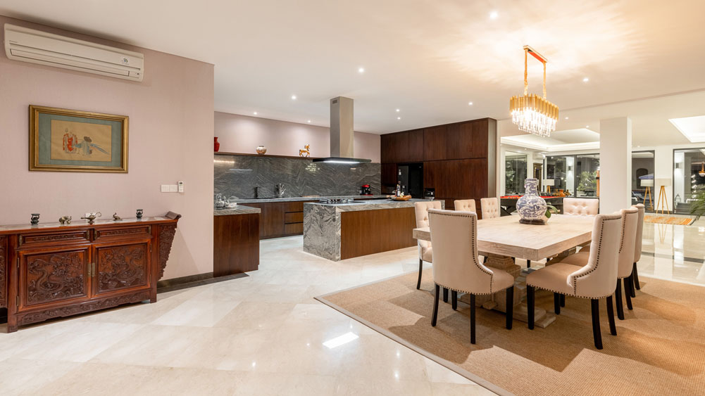 Tirtha Bayu Villa I - Kitchen and dining layout